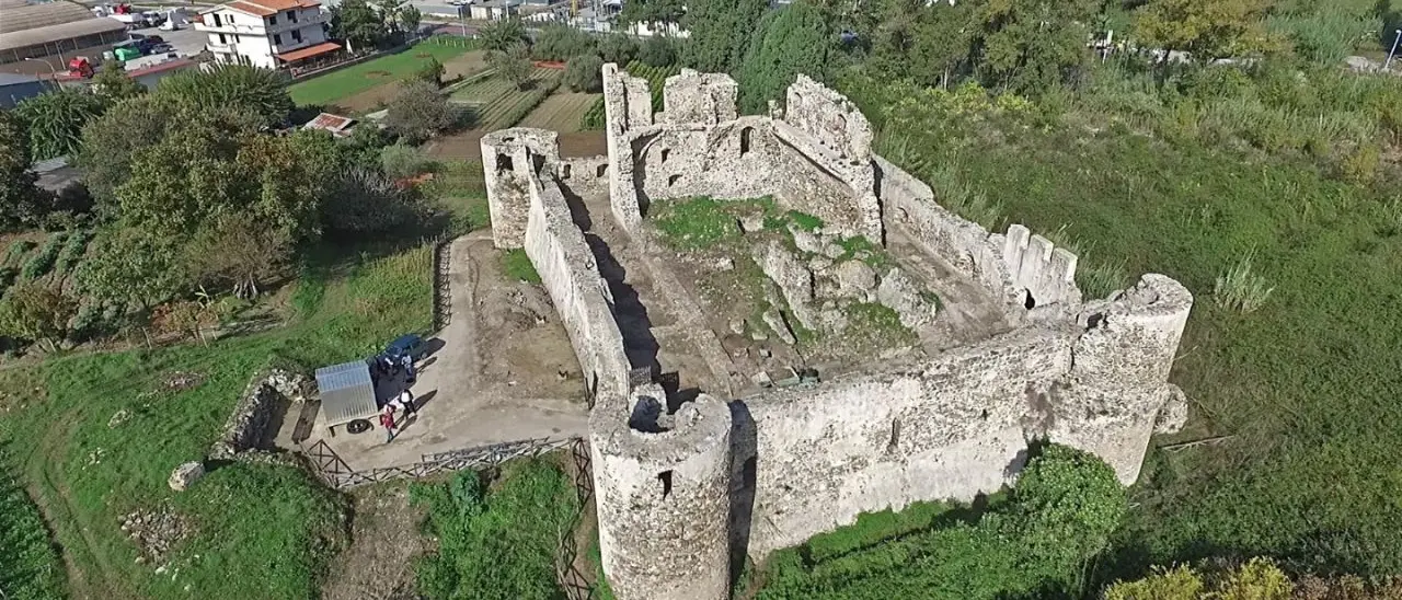 Il Castello di Bivona fu costruito quando era lambito dal mare: dalla cinta muraria emerge lo scoglio di arenaria su cui poggia