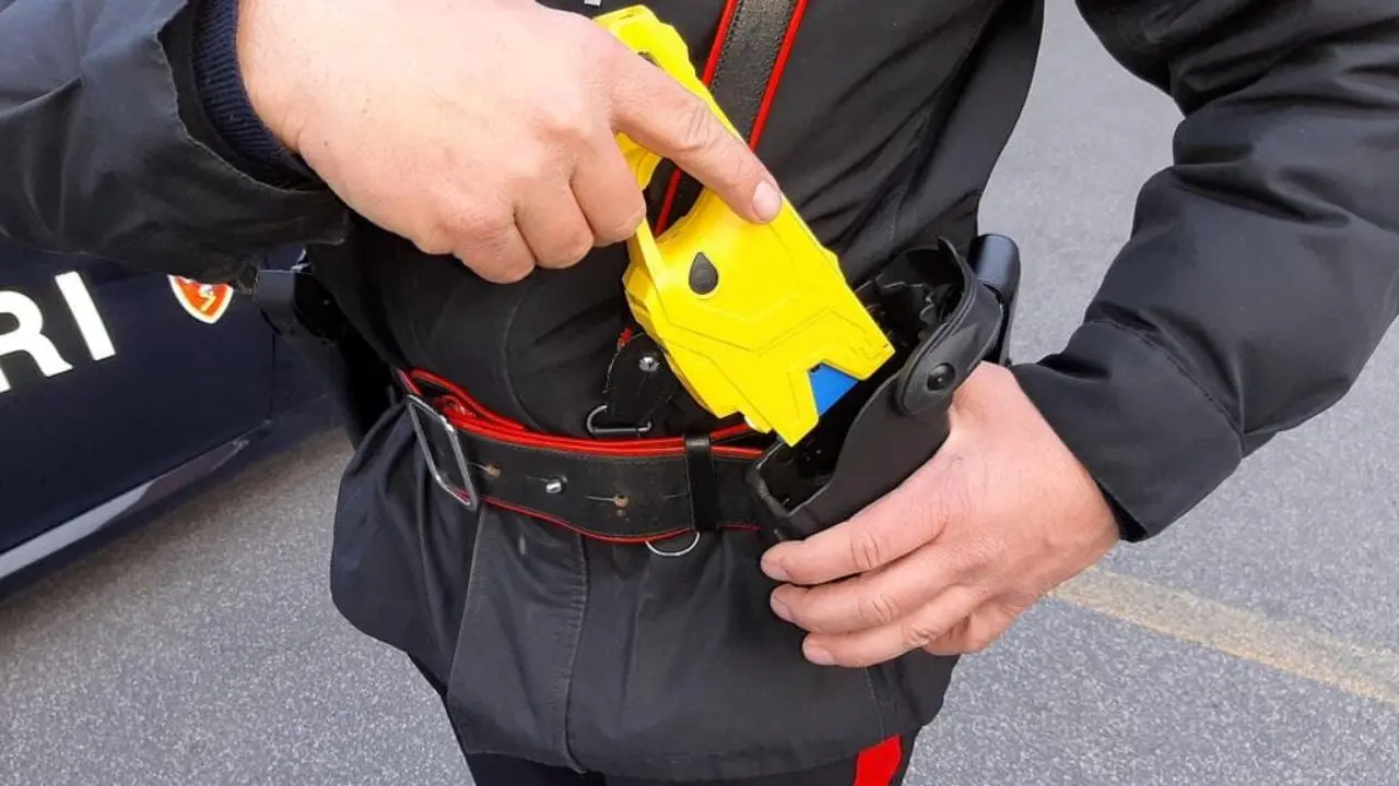 Sant'Onofrio, minaccia i genitori con un'accetta: bloccato dai carabinieri grazie alla pistola taser