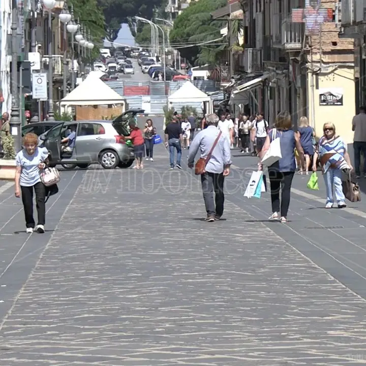 A Vibo i saldi fanno flop, commercianti disperati: «Sul corso non c'è nessuno, è diventato una strada secondaria» - Video
