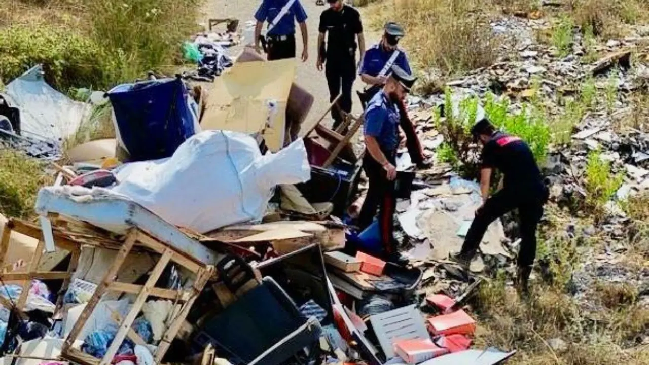 Zungri, i carabinieri sequestrano una discarica abusiva in un'area agricola che invadeva completamente la strada