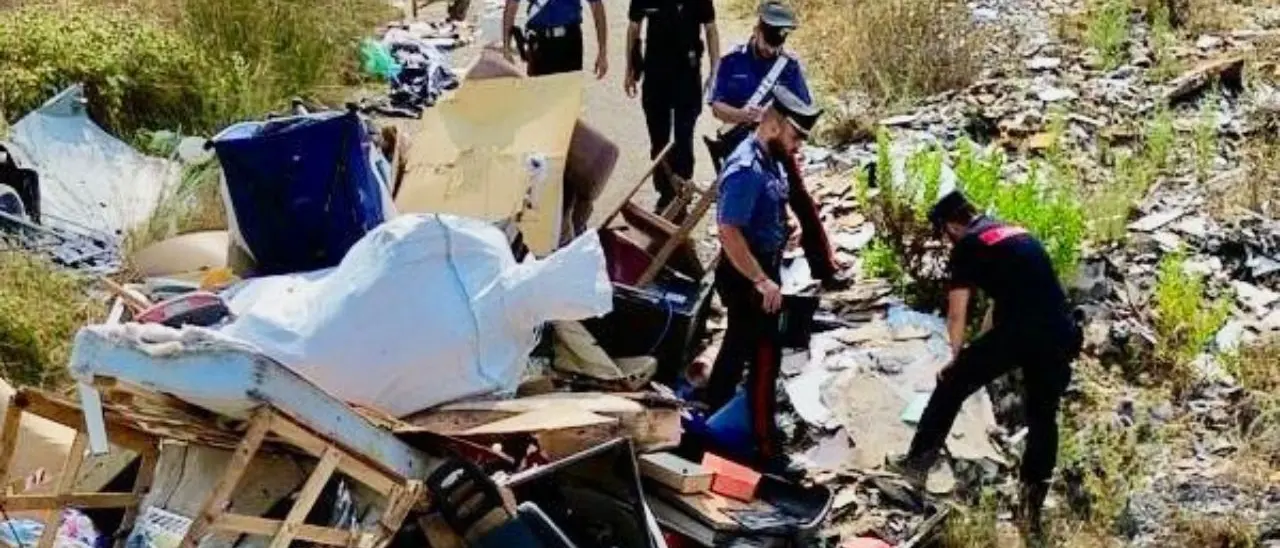 Zungri, i carabinieri sequestrano una discarica abusiva in un'area agricola che invadeva completamente la strada