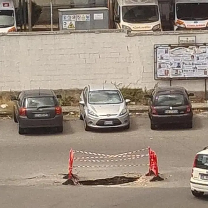 Vibo, voragine si apre in strada vicino all'ospedale: non ci sono feriti