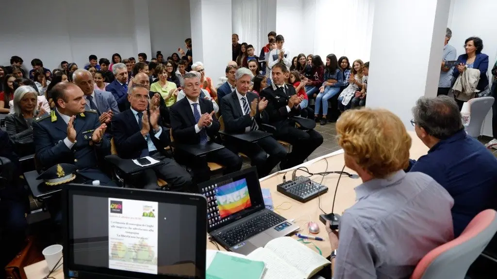 Commercianti e imprenditori si espongono contro la ‘ndrangheta - Video
