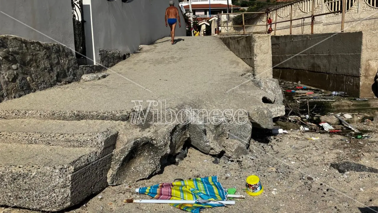 «Rifiuti e sporcizia, a Ricadi spiaggia abbandonata. È un affronto ai turisti»: l'opposizione denuncia il degrado di Santa Maria