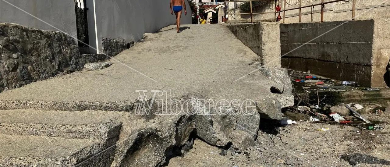 «Rifiuti e sporcizia, a Ricadi spiaggia abbandonata. È un affronto ai turisti»: l'opposizione denuncia il degrado di Santa Maria