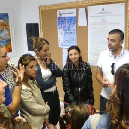 Zambrone, genitori in protesta: «Mancano bidelli, nostri figli in pericolo» - Video