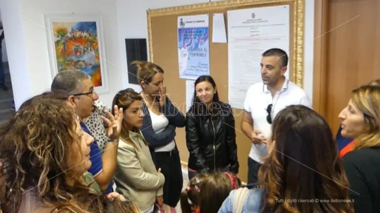 Zambrone, genitori in protesta: «Mancano bidelli, nostri figli in pericolo» - Video