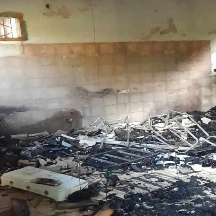 Un incendio devasta la casa in campagna di una famiglia a San Calogero. La disperazione dei proprietari e l’appello alle istituzioni