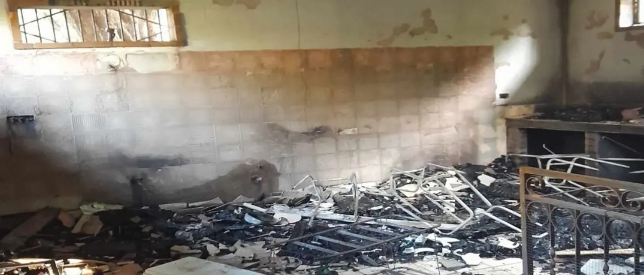 Un incendio devasta la casa in campagna di una famiglia a San Calogero. La disperazione dei proprietari e l’appello alle istituzioni