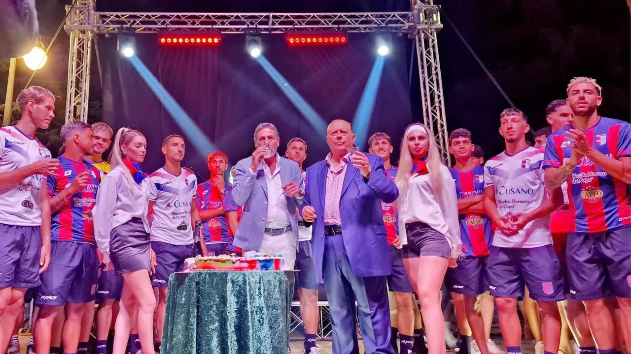 La Vibonese si presenta ai suoi tifosi in vista della nuova stagione. Il presidente Caffo: «Si riparte. Ci faremo onore» - VIDEO