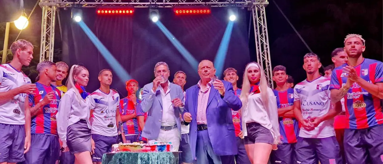 La Vibonese si presenta ai suoi tifosi in vista della nuova stagione. Il presidente Caffo: «Si riparte. Ci faremo onore» - VIDEO