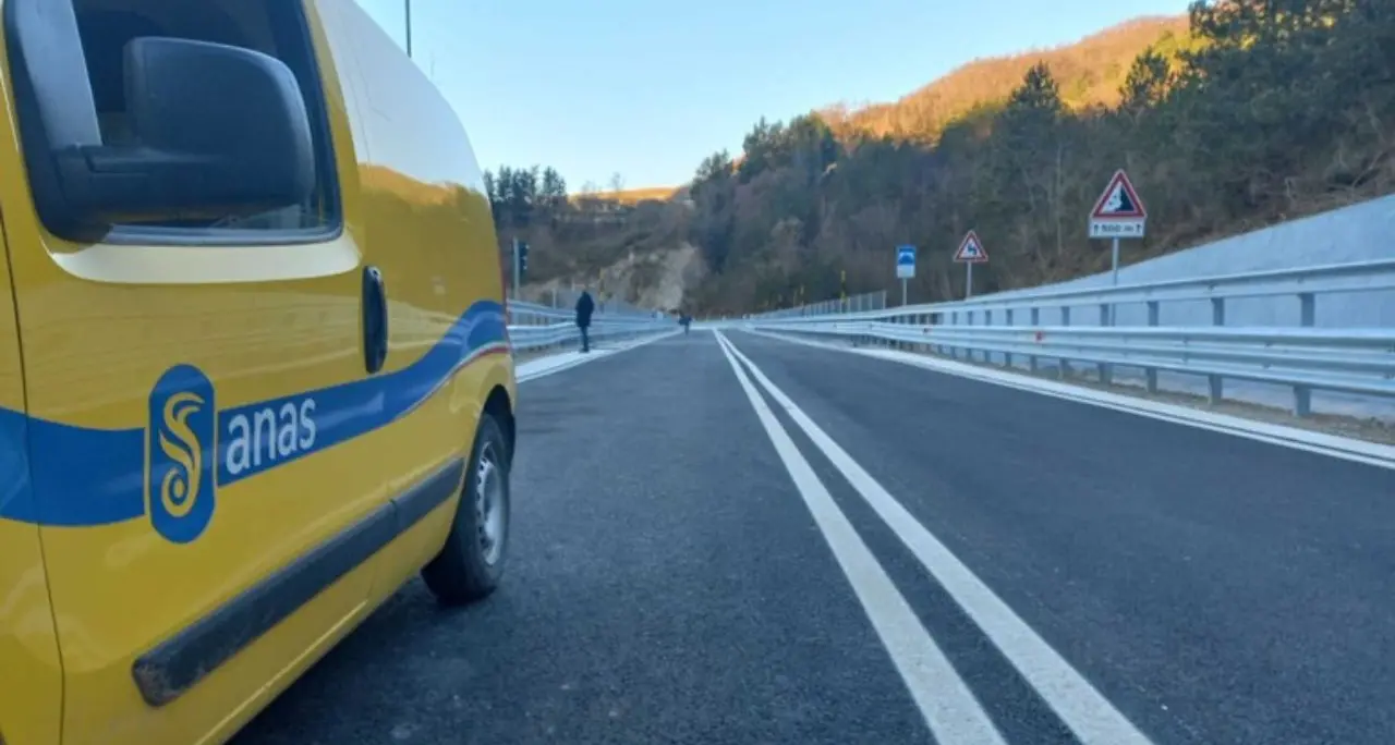 Scontro in autostrada fra un’auto e una moto, pericolo nei pressi di Rogliano