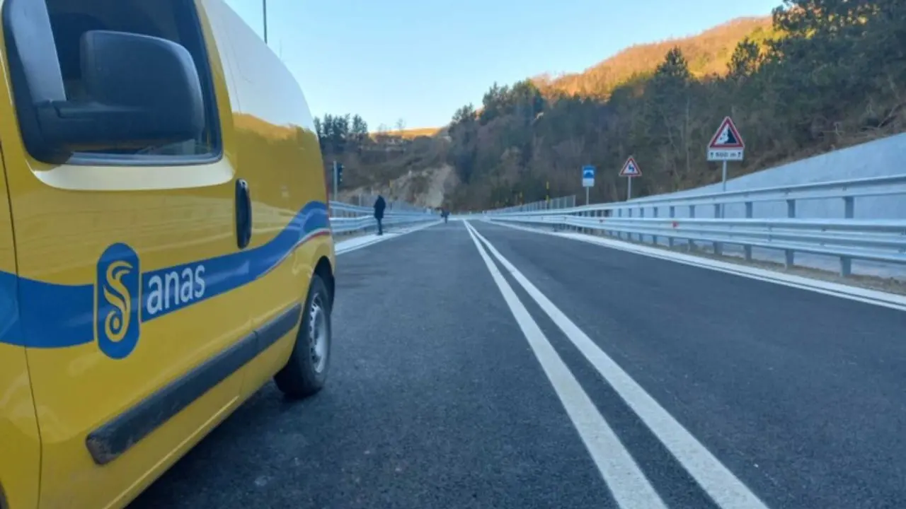 Scontro in autostrada fra un’auto e una moto, pericolo nei pressi di Rogliano