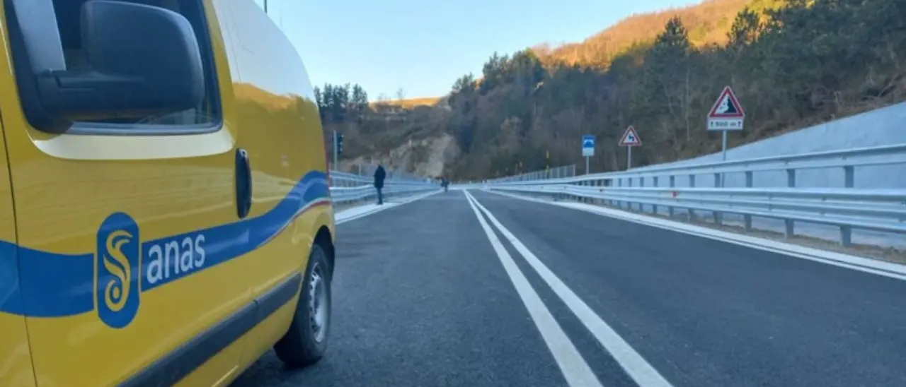 Auto con a bordo una centenaria\u00A0in panne a Cassano, il personale Anas la mette in salvo