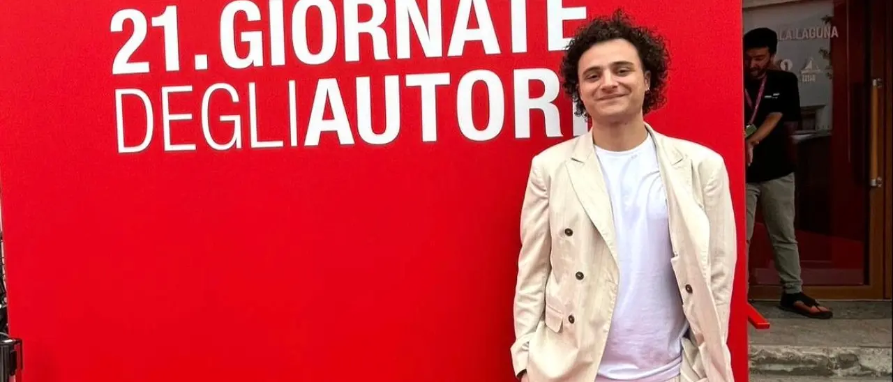 Un vibonese al Festival di Venezia: Simone Iorgi sul red carpet per il film Labirinti: «Bellissimo, dedico questa giornata a mia nonna che non c’è più»