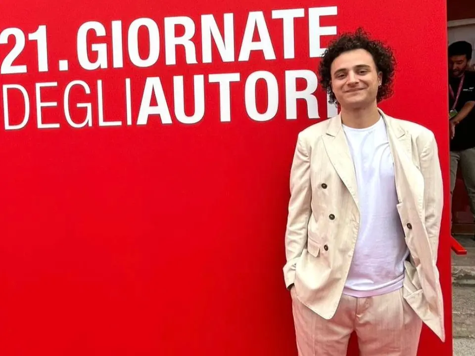 Un vibonese al Festival di Venezia: Simone Iorgi sul red carpet per il film Labirinti: «Bellissimo, dedico questa giornata a mia nonna che non c’è più»