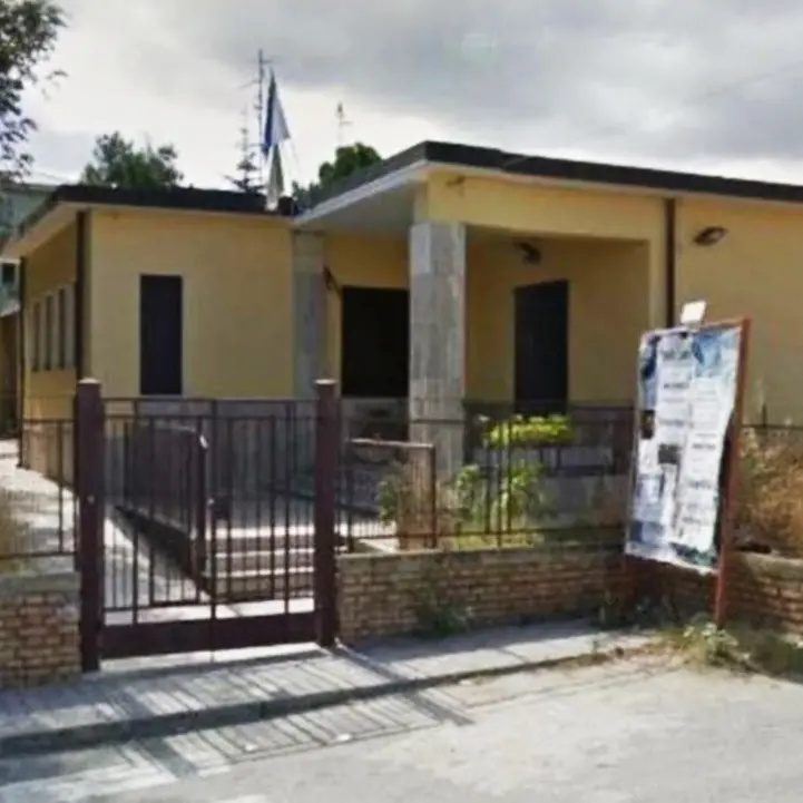 Scuola di Porto Salvo inagibile da 3 anni, i soldi ci sono ma la burocrazia blocca ancora i lavori: «Si sbrighino o nessuno si iscriverà più»