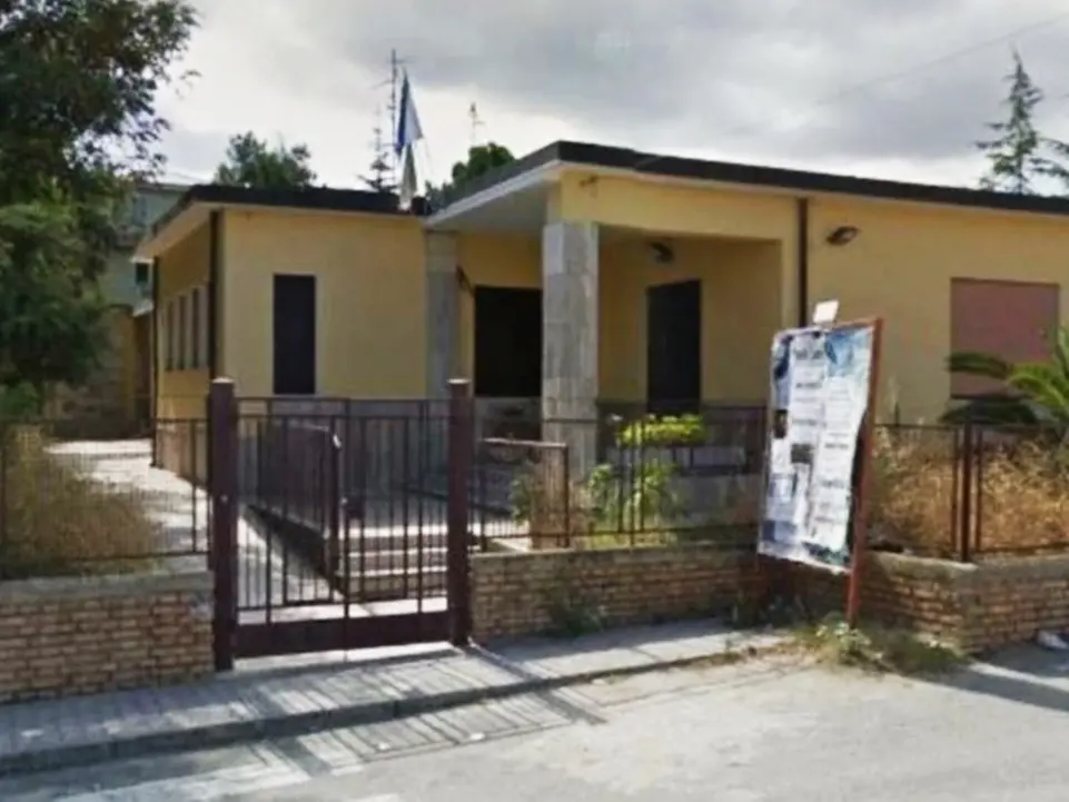 Scuola di Porto Salvo inagibile da 3 anni, i soldi ci sono ma la burocrazia blocca ancora i lavori: «Si sbrighino o nessuno si iscriverà più»