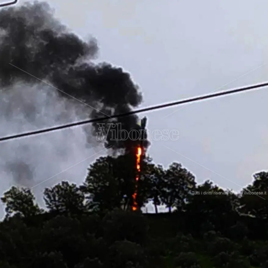 Mileto, nei pressi di Comparni in fiamme un ripetitore di telefonia mobile