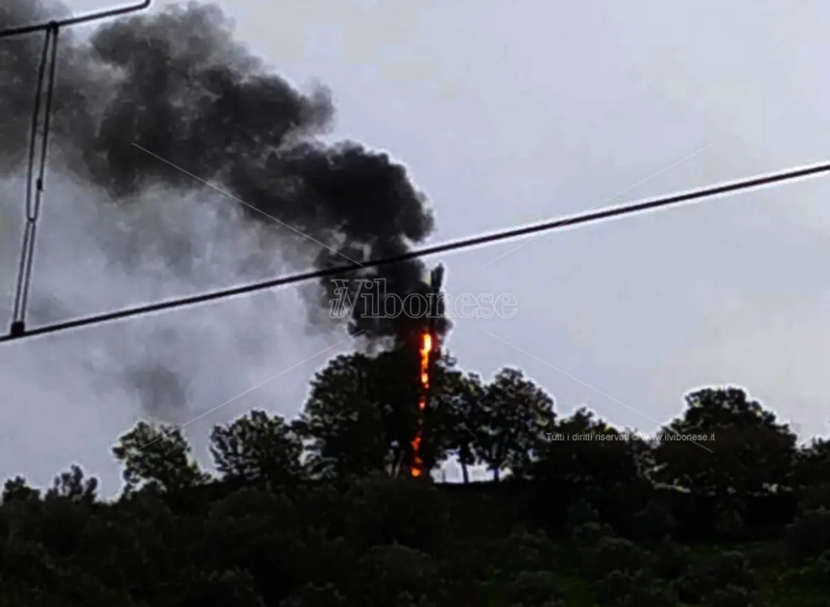 Mileto, nei pressi di Comparni in fiamme un ripetitore di telefonia mobile