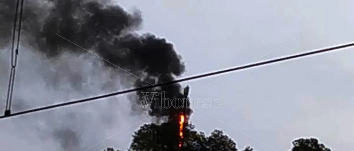 Mileto, nei pressi di Comparni in fiamme un ripetitore di telefonia mobile