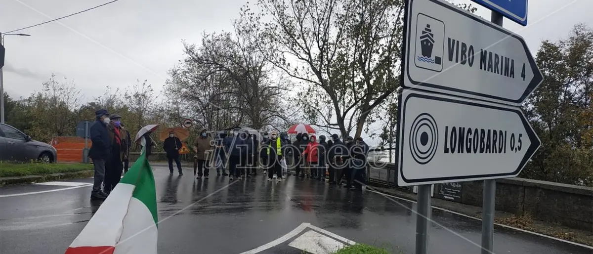 Strada crollata a Longobardi, sit-in dei cittadini di Vibo Valentia -Video