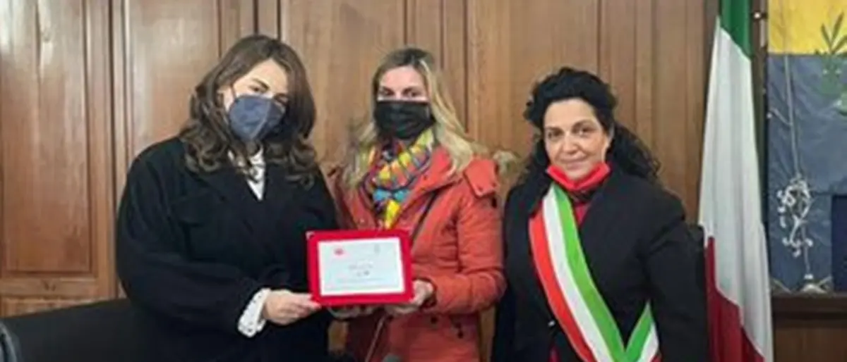 Femminicidi, Dalila Nesci a Filandari per la posa della panchina rossa