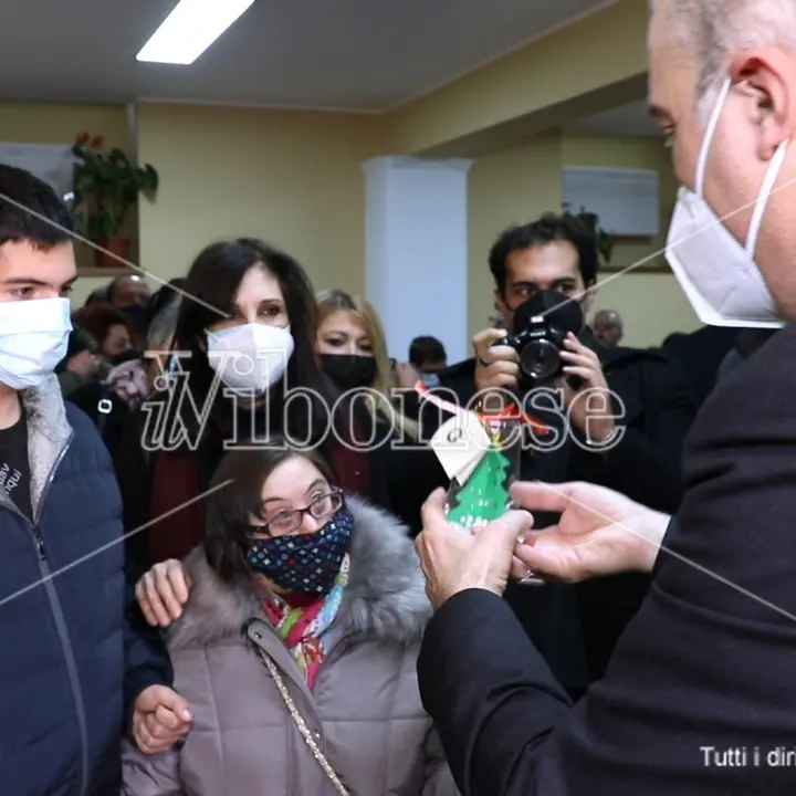 Mileto, il vescovo Nostro inaugura i nuovi uffici insieme ai ragazzi disabili: «Arricchiscono la vita» -Video