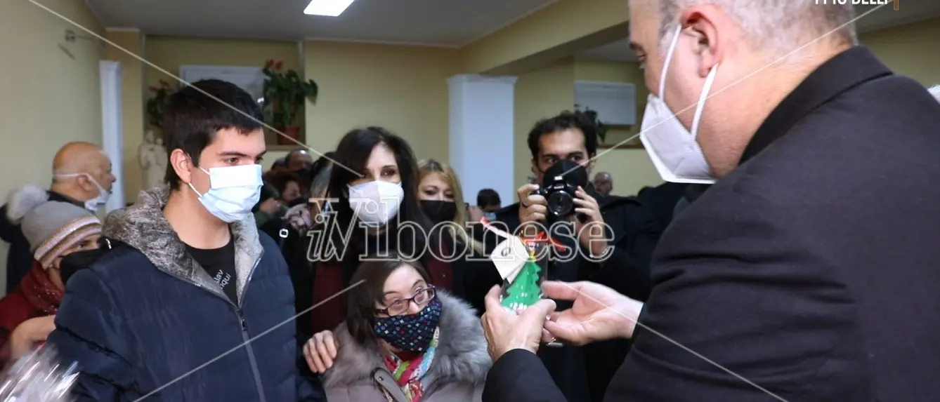 Mileto, il vescovo Nostro inaugura i nuovi uffici insieme ai ragazzi disabili: «Arricchiscono la vita» -Video