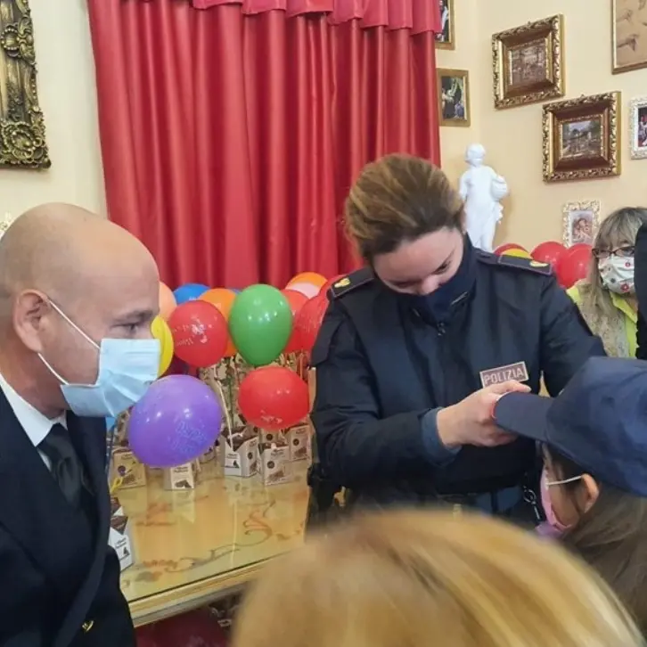 Vibo, poliziotti donano ai piccoli studenti zainetti e cappellini