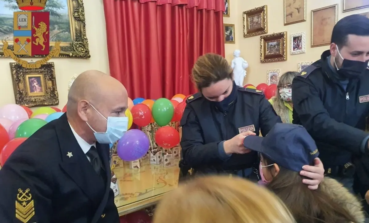 Vibo, poliziotti donano ai piccoli studenti zainetti e cappellini