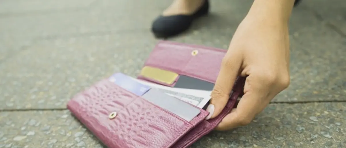 Trova il portafoglio di una giovane in vacanza a Limbadi e lo restituisce: «Gesto che ci rende fieri»