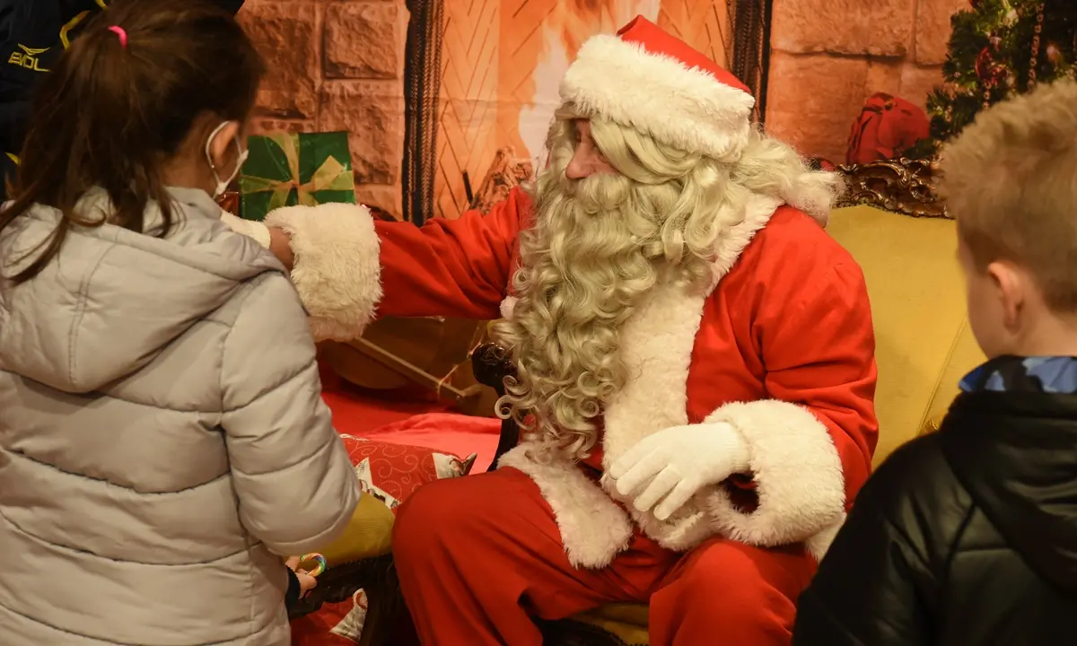 Vibo, successo per i primi due giorni della casa di Babbo Natale - Foto