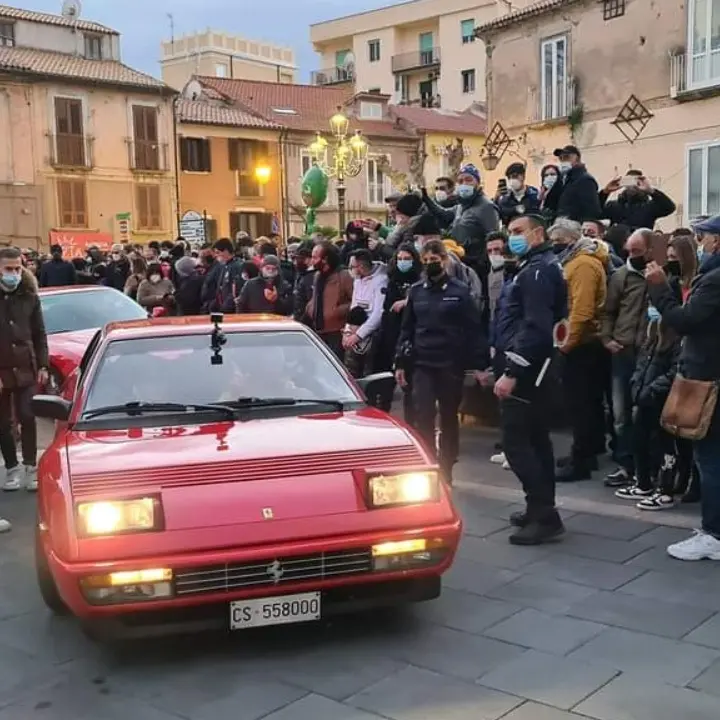 La rossa a Tropea, le scuderie Ferrari e le loro auto storiche nel borgo più bello d’Italia