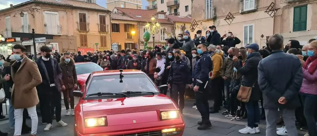 La rossa a Tropea, le scuderie Ferrari e le loro auto storiche nel borgo più bello d’Italia