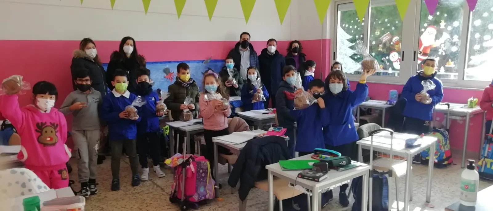 Ionadi, il sindaco visita le scuole e dona panettoni artigianali agli alunni