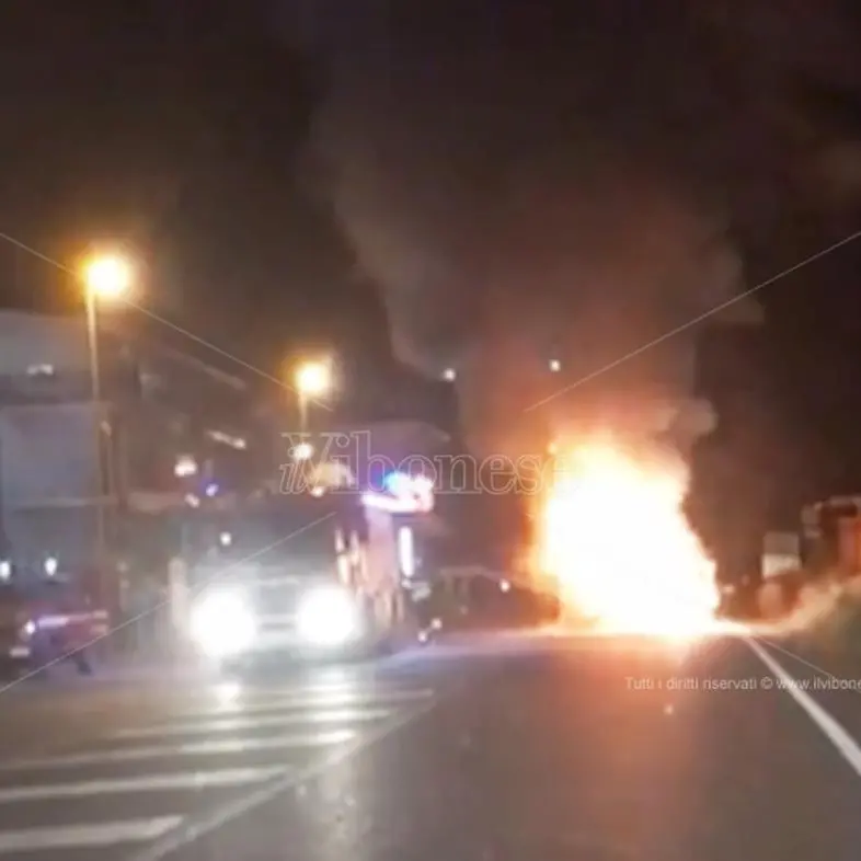 Auto in fiamme sulla Statale 18 fra Vibo Valentia e Vena - Video