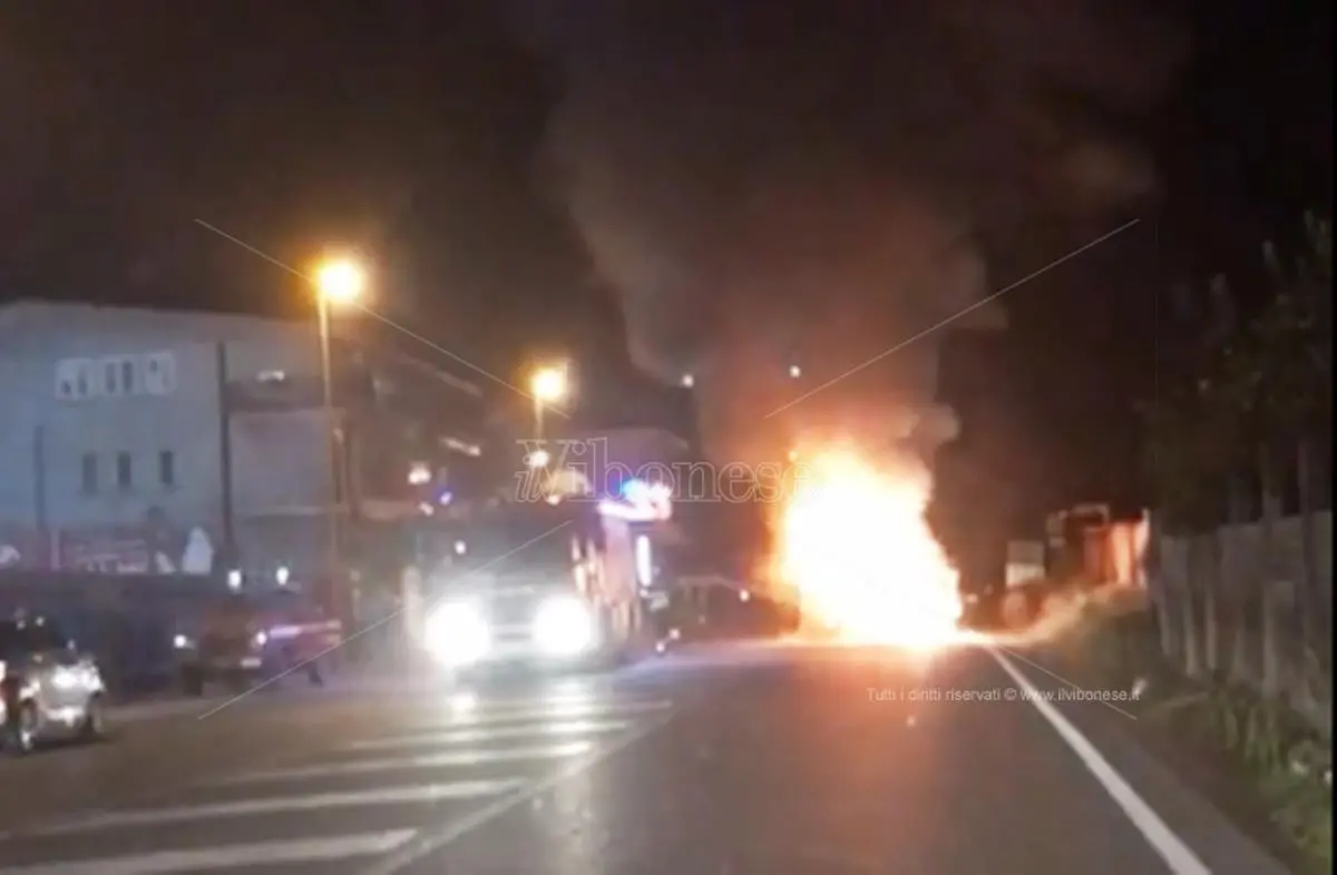 Auto in fiamme sulla Statale 18 fra Vibo Valentia e Vena - Video