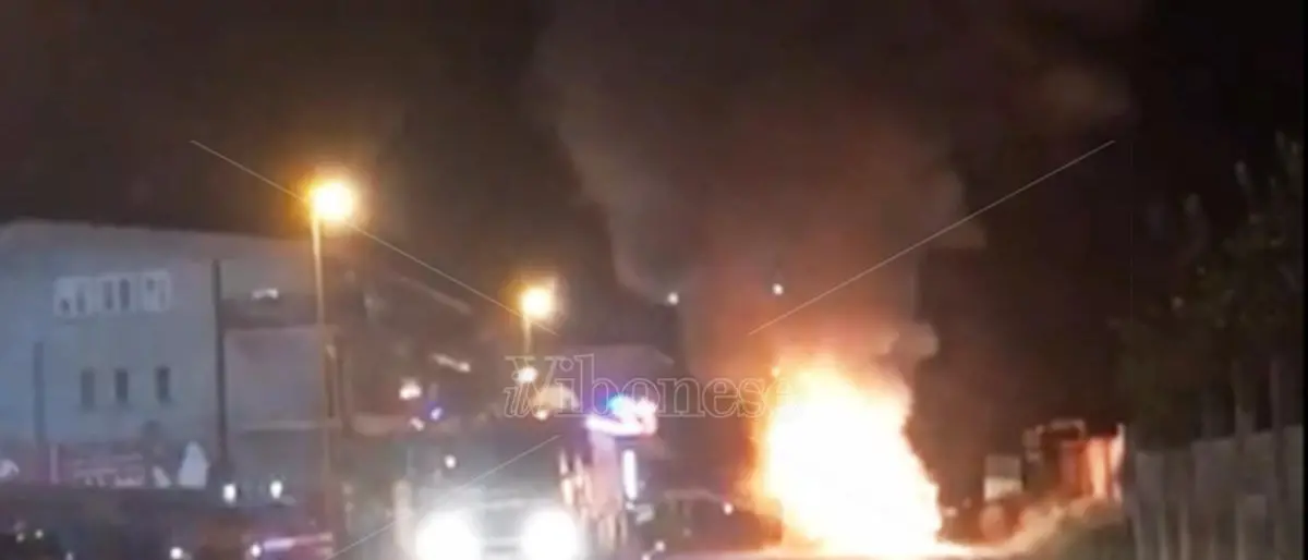 Auto in fiamme sulla Statale 18 fra Vibo Valentia e Vena - Video