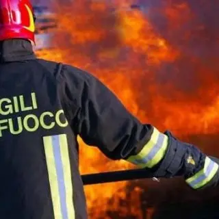 Pizzo, in fiamme nella notte l'auto di un imprenditore del luogo