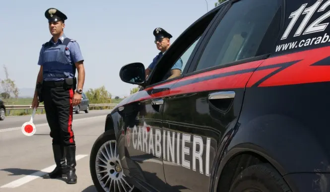 Minaccia il titolare di un distributore con un fucile, denunciato