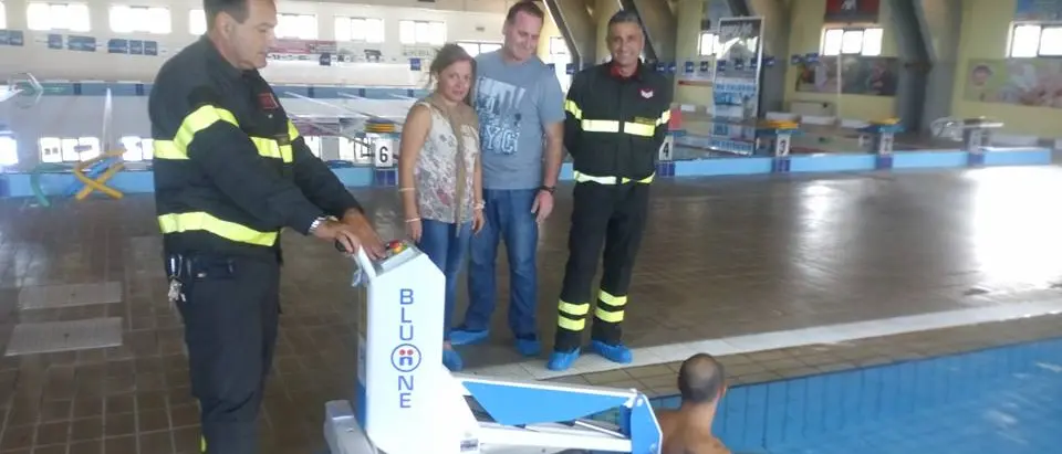 Riabilitazione e accessibilità, donato alla piscina comunale un sollevatore per i disabili.