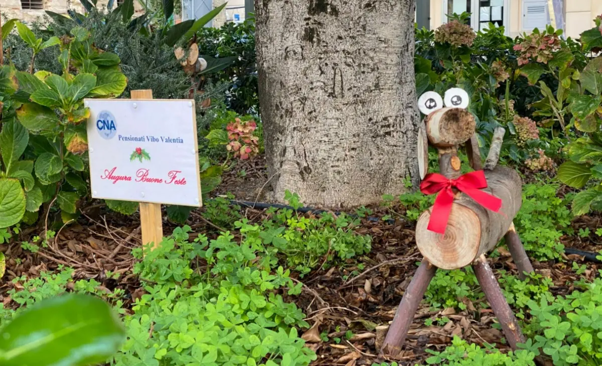 Tropea, le aiuole abbellite con le creazioni degli artigiani in pensione