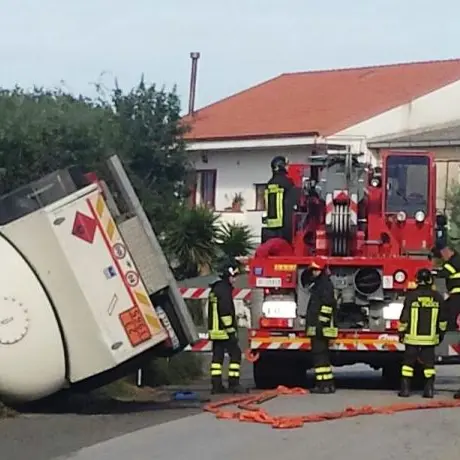 Si ribalta autobotte di Gpl. Illeso il conducente. Disagi al traffico