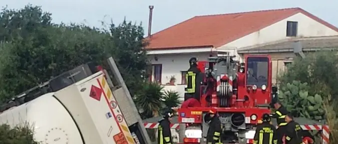 Si ribalta autobotte di Gpl. Illeso il conducente. Disagi al traffico