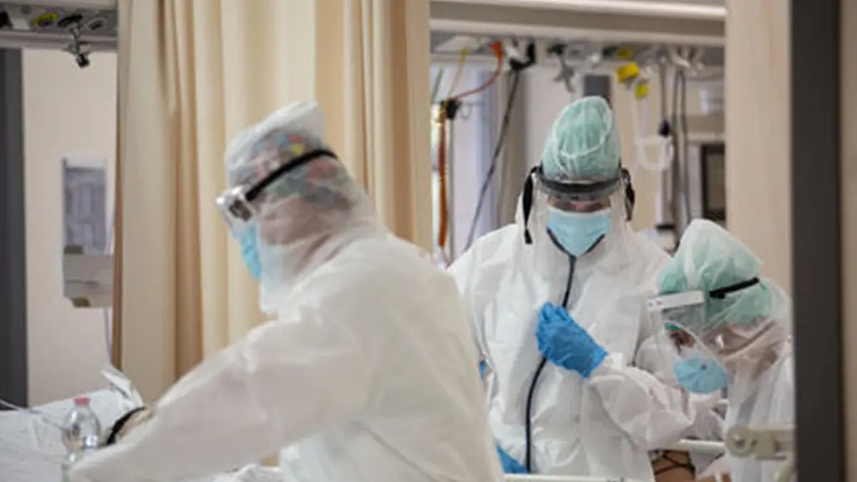 Operatori sanitari, che indossano tute protettive mediche e mascherine, al lavoro nella terapia intensiva dell\\'Ospedale Sant\\'Orsola di Bologna, 12 novembre 2020. Ansa/Max Cavallari , ANSA