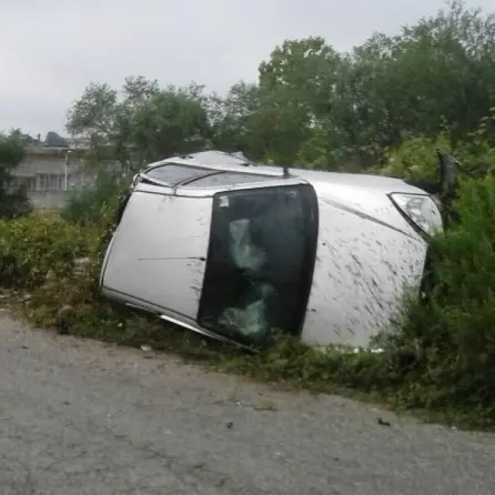 Sbanda per evitare buca sull'asfalto: auto fuori strada a Moderata durant