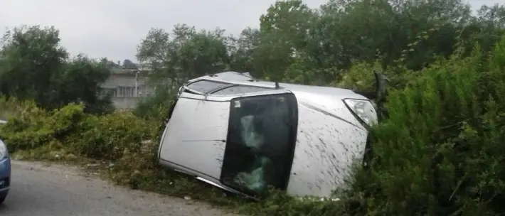 Sbanda per evitare buca sull'asfalto: auto fuori strada a Moderata durant