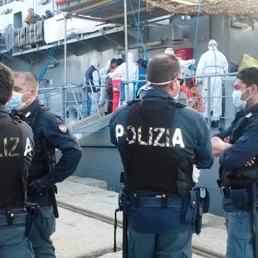 Approdata la nave irlandese con a bordo 474 migranti salvati in alto mare