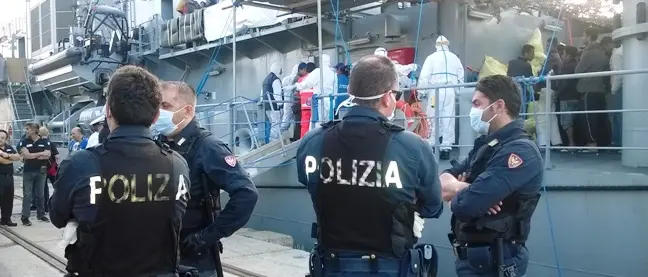 Approdata la nave irlandese con a bordo 474 migranti salvati in alto mare